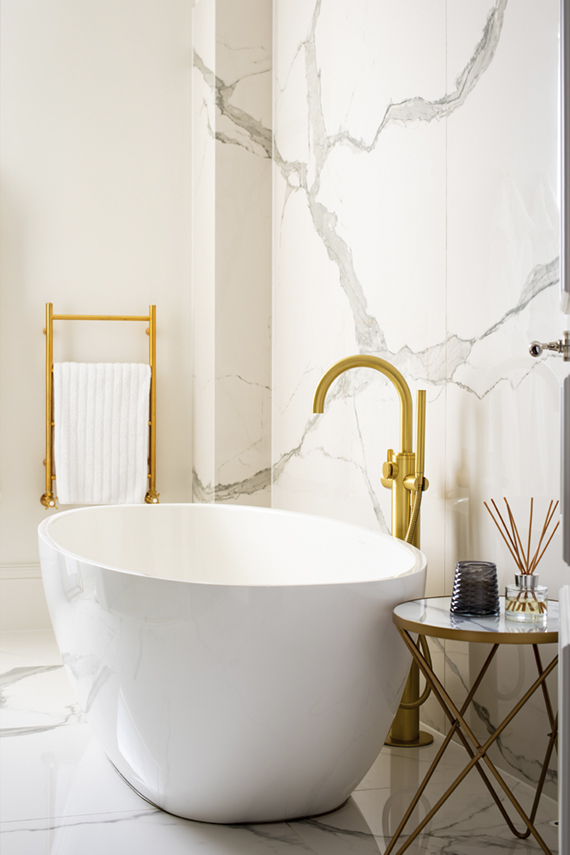 SGS Interiors en-suite bathroom with Samuel Heath Classic Bath Filler Forme in Brushed Gold Matt